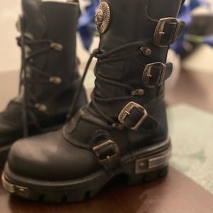 New rock boots in very good condition,black leather,size us 7.5 eur 38